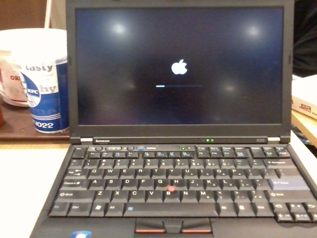 Apple Logo Booting Hackintosh 10.10.4 Yosemite Lenovo Thinkpad X220